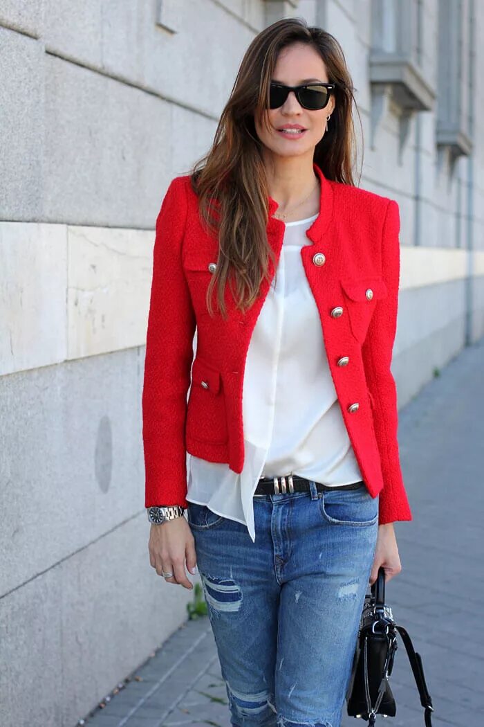 Красная блузка сочетается. Красная одежда для женщин. красный пиджак. красный жакет и джинсы. образы с красным пиджаком.