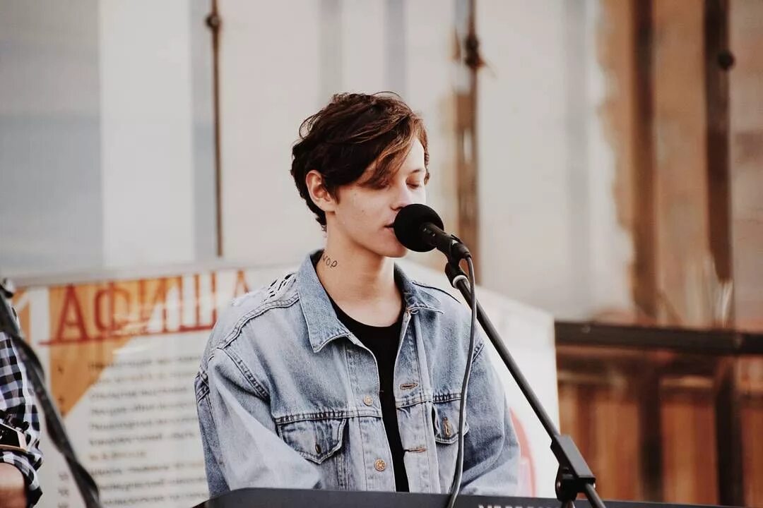 Шарлот 2022 певец. Шарлот 2022 певец. Шарлотт музыкант. Шарлот певец парень. Певца шарлот.