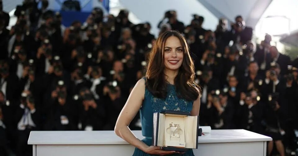 Кинопремия оскар 2022. Награды и премии. Оскар награда. Кубок в руках. Девушка получает награду.