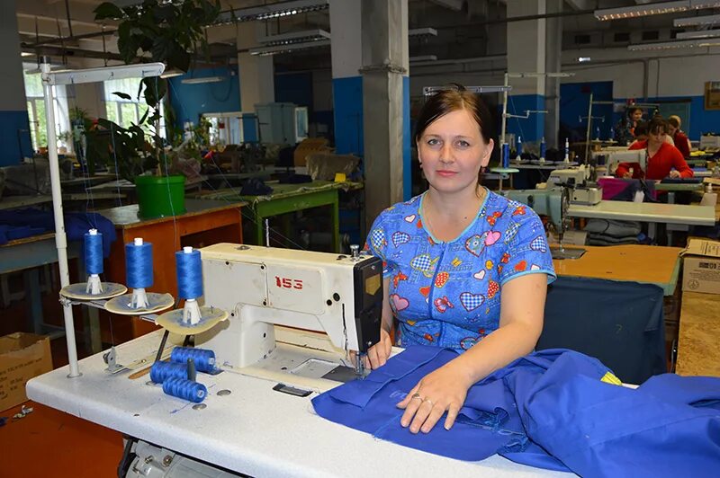 швейная фабрика альбатрос мариуполь. швея шьет. швея дзержинск. швейный цех швейного производства. швейная фабрика ишимбай.