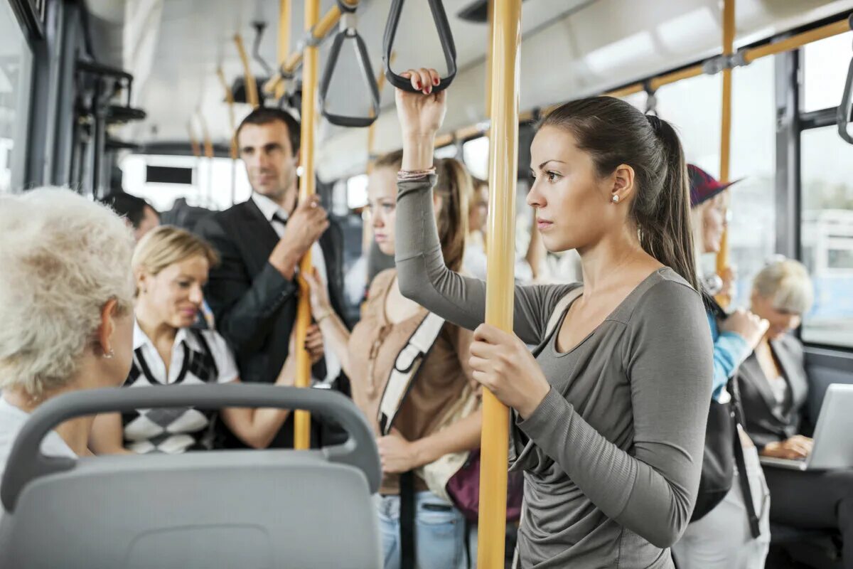 Человек держится за поручень в автобусе. Люди в транспорте. Пассажиры в автобусе. Пассажиры в маршрутке. Люди в автобусе.