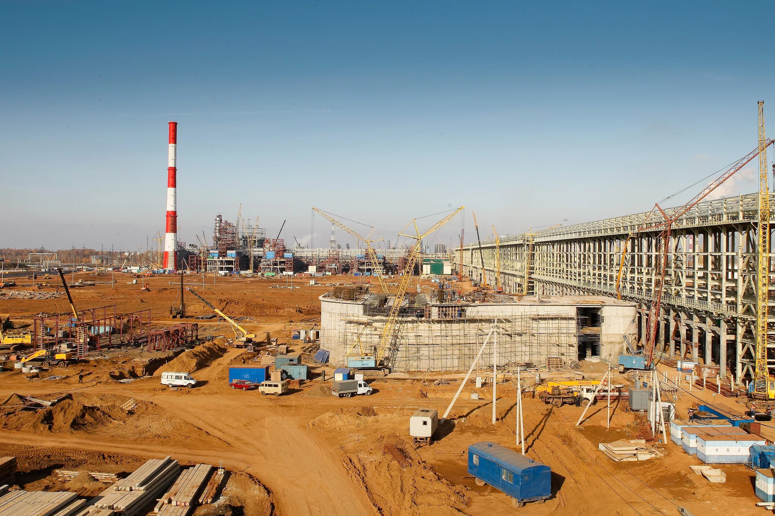 освещение строительной площадки. строительный объект. стройплощадка. стройка промышленного объекта. стройплощадка.