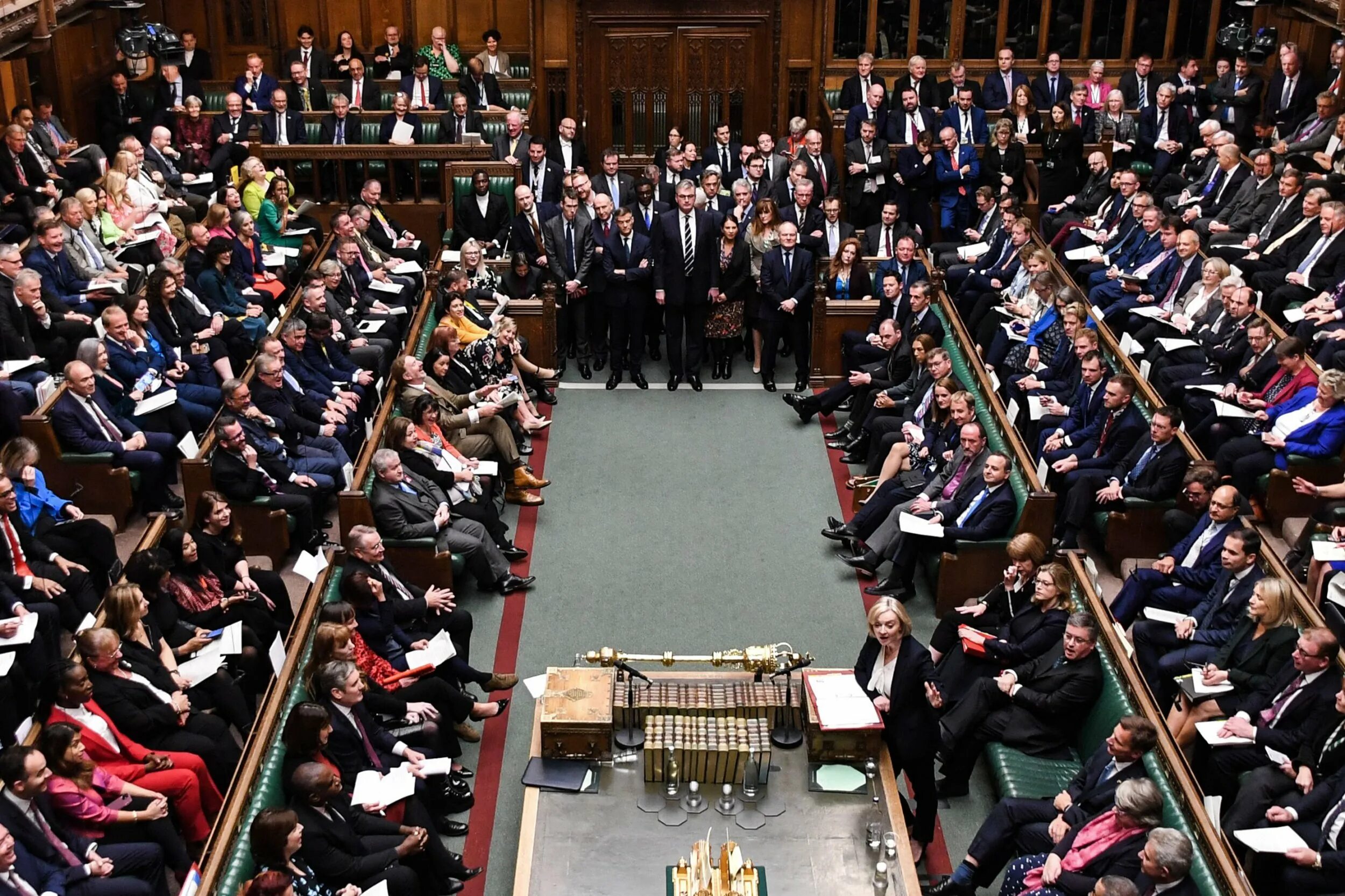 В каком году первый парламент англии. Парламент. Парламент Англии. Великобритания парламент Сунак. Стол парламент Британии.