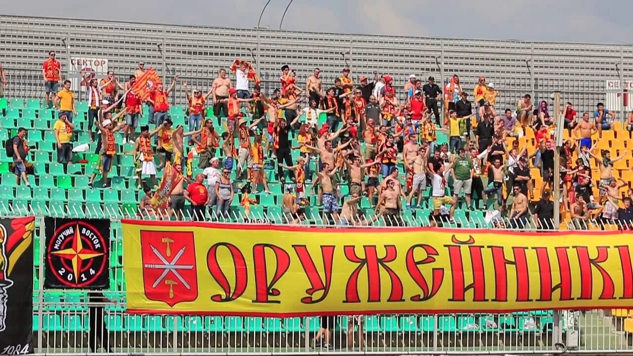 Разноцветный дом. Этот город желто зеленый. Яркий фасад дома. Изумрудный cmyk. Зеленовато-желтый цвет.