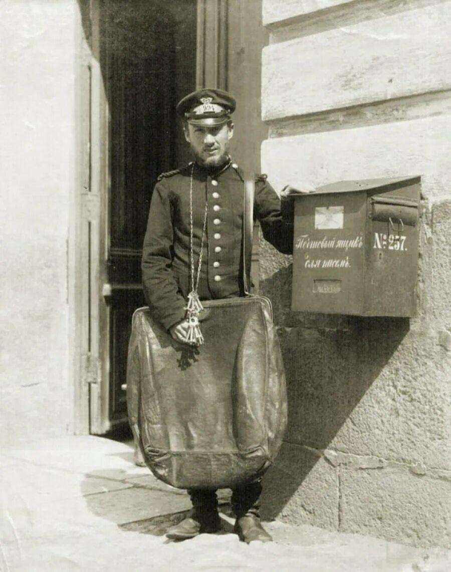 Одиночный самолет 1927 года. Почтмейстер мертвые души. Станционный смотритель 1940. Почтмейстер и городничий. Городничий гоголь.