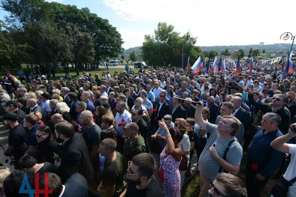 Срочные новости донецка. Захарченко на митинге. Памятник ДНР открыли. Донецк новости последнего часа. Донецк сегодня новости последнего часа.