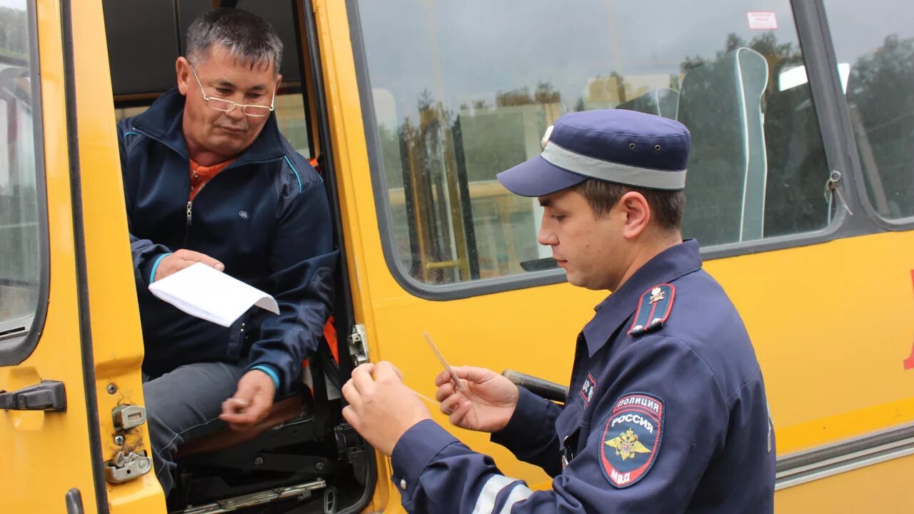 Водитель школьного автобуса. Работники транспорта. Профилактическое мероприятие автобус. Маршрутка.