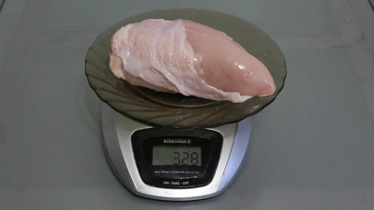 Сколько воды в курином филе. 150 Гр куриной грудки. Куриная грудка 200 гр. 100 Гр куриной грудки. Грудка 100 грамм.