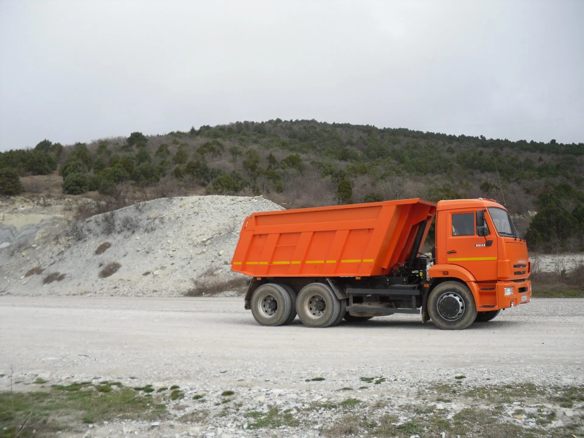 Авито работа камаз. Камаз 65115 самосвал с песком. камаз 65115 карьерный самосвал. камаз 65115 песок. камаз 55111 с щебнем.
