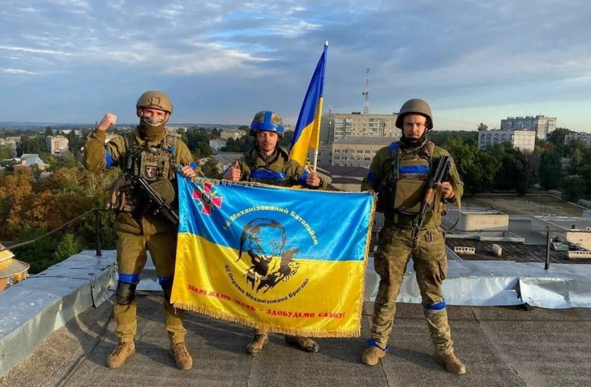 Военный флаг Украины. Украинские войска в Изюме. Солдат с флагом Украины.