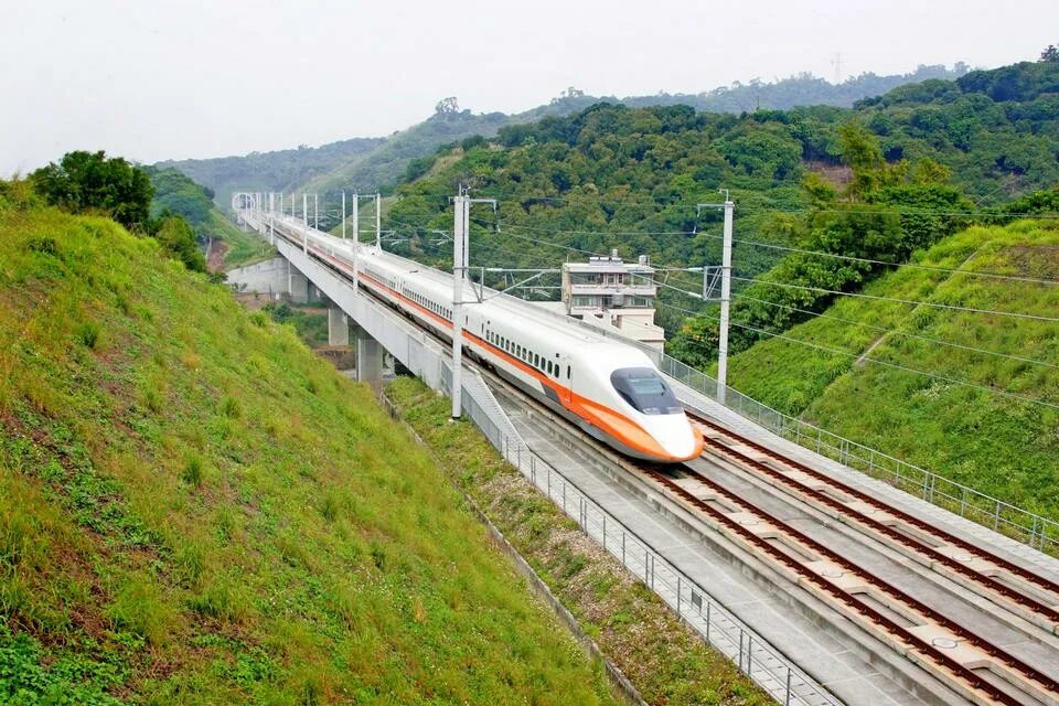 High speed rail. Японский поезд Синкансен. Японские железные дороги Синкансен. Синкансэн в Японии. Оита Япония железная дорога.
