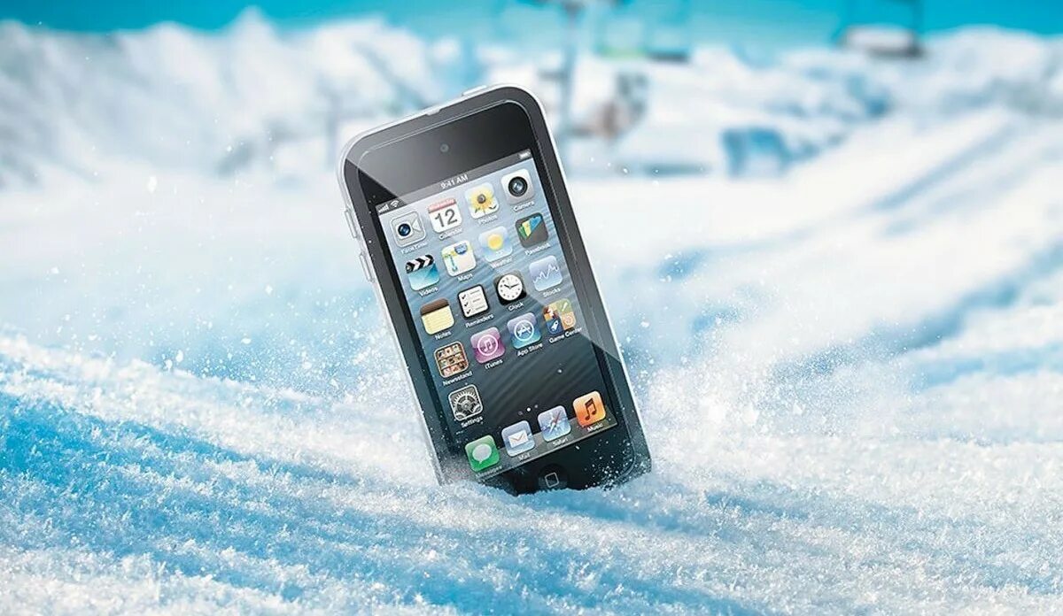 Смартфон в снегу. Смартфон на морозе. Смартфон в сугробе. Зима на смартфон. Телефон выключается морозе