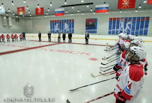 1 мая ледовый. Ледовый дворец Юбилейный Новомосковск. Ледовый дворец в Новомосковске Тульской области. Ледяной дворец Новомосковск. Каток в Ледовом Дворце Юбилейный в Новомосковске.