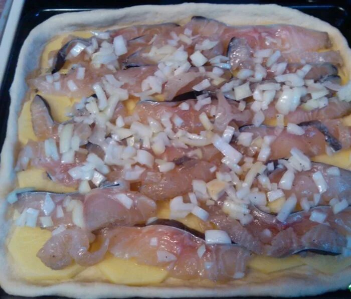 Рыбный пирог в духовке из свежей рыбы. Пироги с рыбой фото. Пирог с сомом рецепт. Рыбный пирог из кильки. Татарский рыбный пирог.