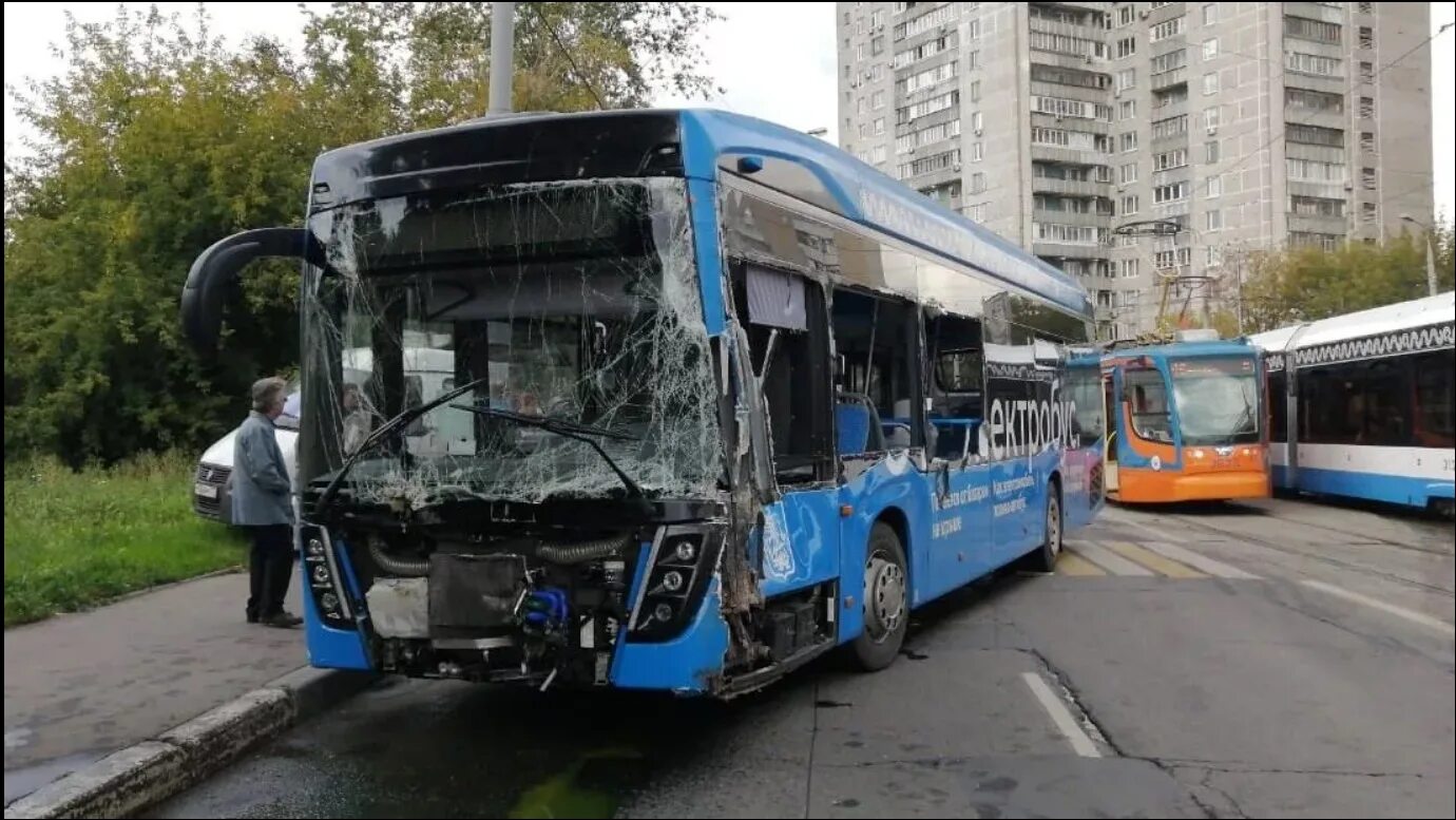 Автобус разбили. Авария электробусов Мосгортранс. Аварии автобусов ЛИАЗ Мосгортранс. Автобус Мосгортранс авария. Электробус Мосгортранс.