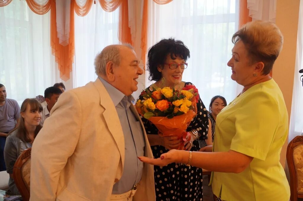 Загс город находка. Загс уссурийск режим. Уссурийский загс фото. Загс уссурийск фото. Загс уссурийск режим.