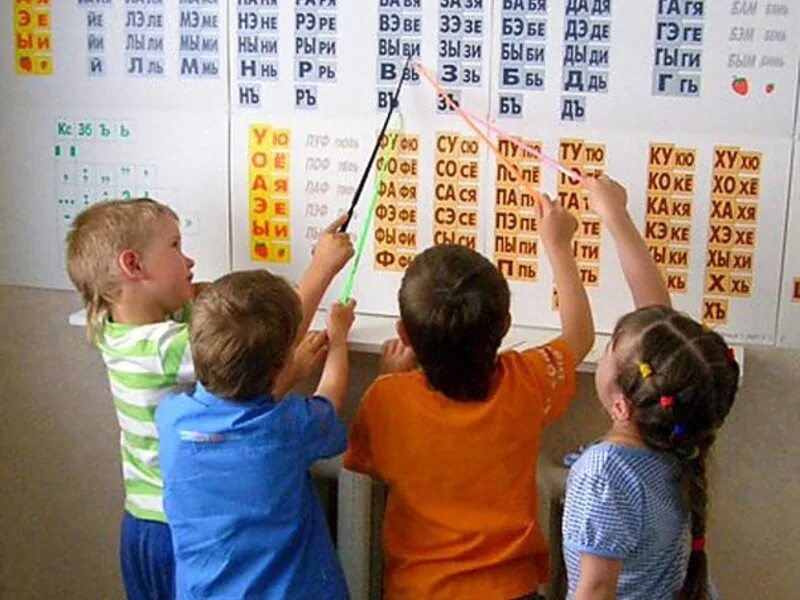 дети дошкольники. ребенок читает книгу. обучение чтение в детском саду. чтение для детей. дошкольная подготовка детей.