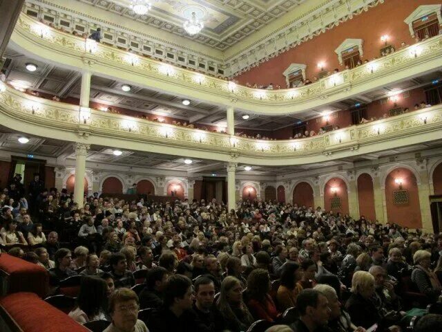 Солдатова пермь купить билеты. Зал дворец Солдатова Пермь. ДК Солдатова Пермь зал. Зрительный зал дворца Солдатова Пермь. ДК имени Солдатова Пермь зал.