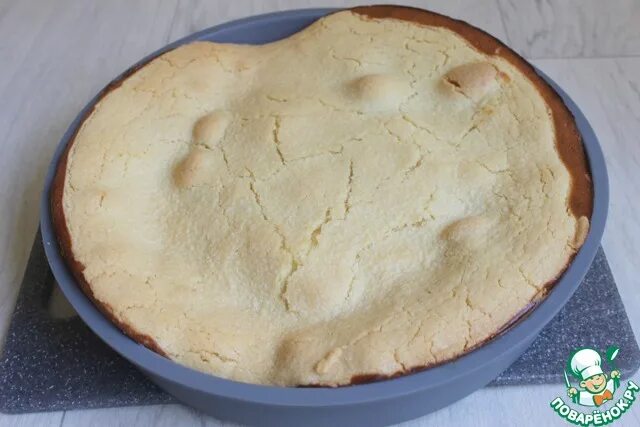 Бисквит фото сверху. Почему пироги получаются жесткими. Можно ли есть клеклый пирог. Почему пироги получаются жесткими. Бисквит не поднялся.