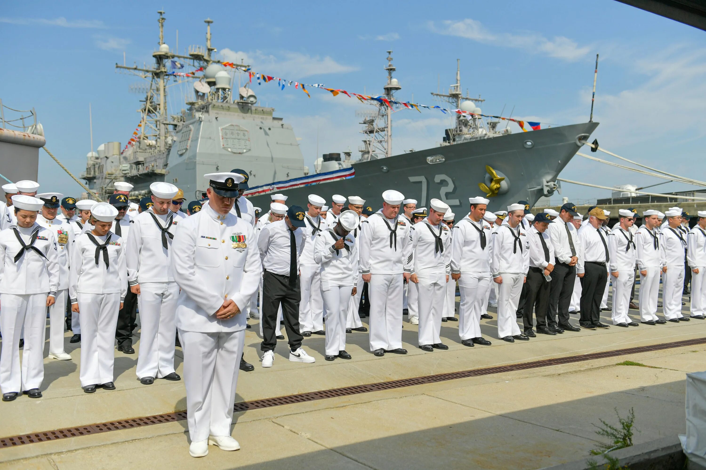 Американские моряки. Российские и американские моряки. Тикондерога крейсер. Военно морской флот США В 854 году.