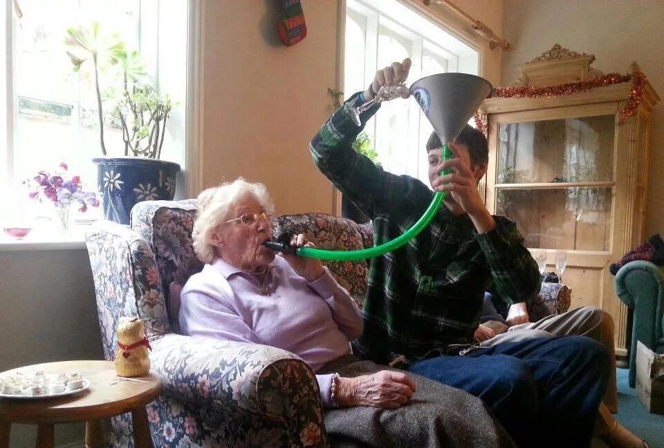 Пьющая бабушка. Пьющие бабушки. Бабки с пивом. Долгожители 100 лет. Пьющие бабульки.