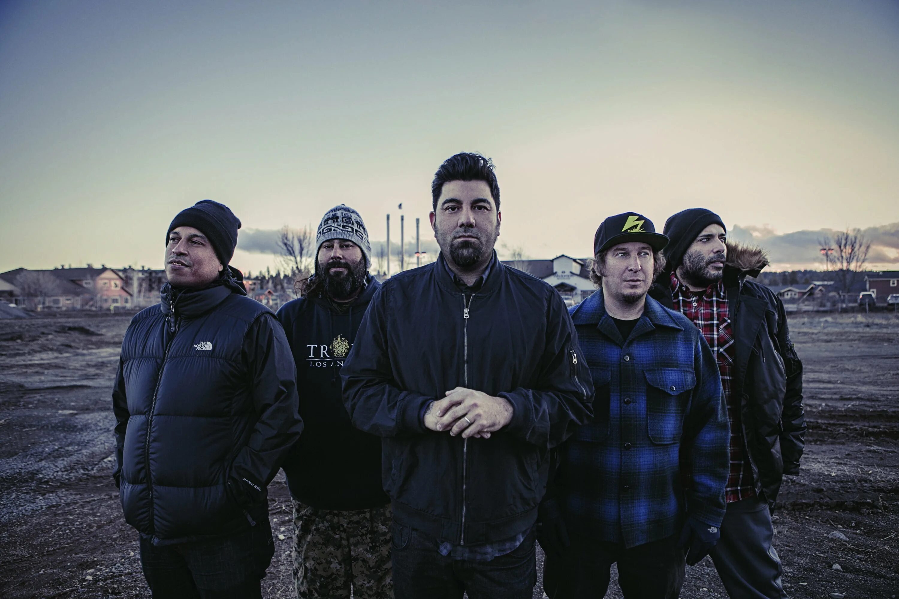 Deftones жанр. Дефтонс группа. Солист дефтонес. Deftones 1998. Deftones 2020.