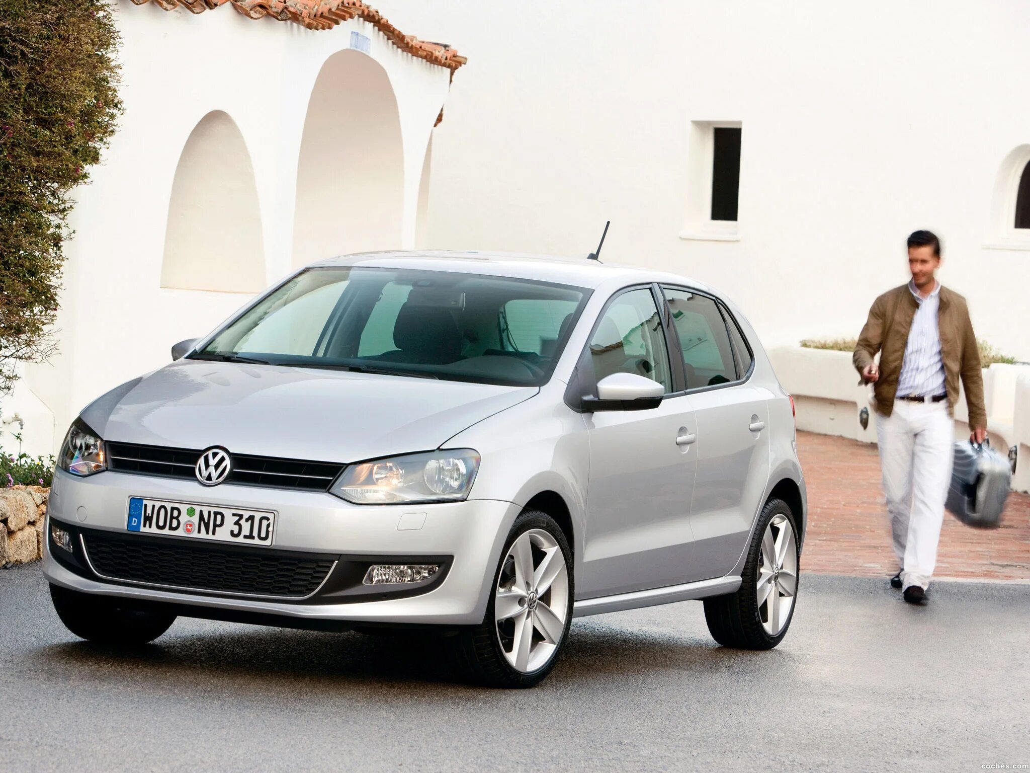 Купить поло 1.4. Volkswagen Polo хэтчбек 1.6 2012. Volkswagen Polo хэтчбек 1.6. VW Polo GTI 2011. Машина Фольксваген поло хэтчбек.