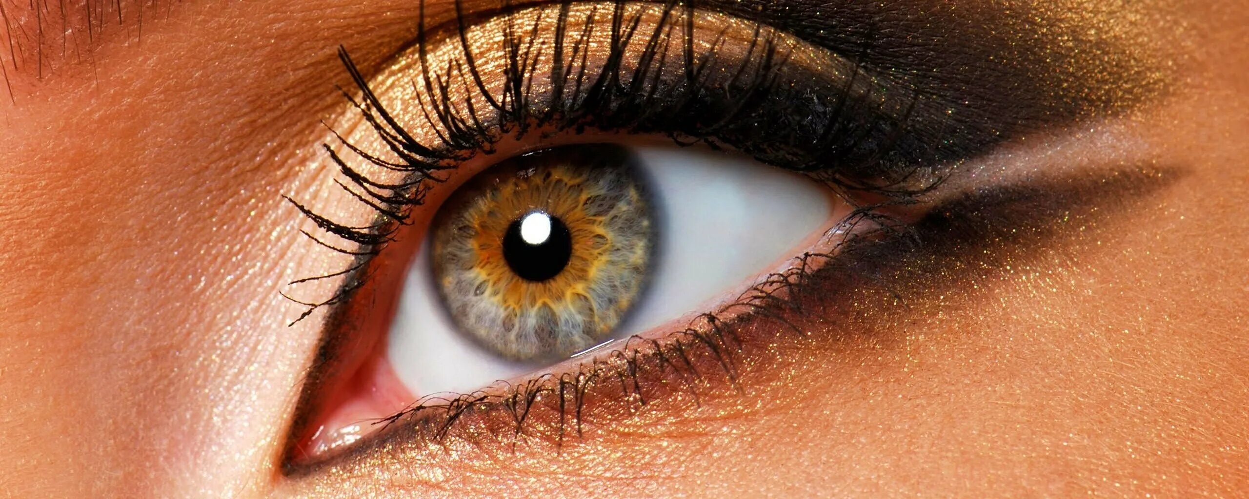 красивые коричневые глаза. красивые янтарные глаза. коричневые глаза. странный взгляд. самые красивые карие глаза.