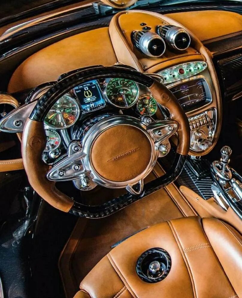 Самый красивый салон. Пагани Уайра. Pagani Huayra Interior. Pagani Zonda салон. Pagani Huayra интерьер.