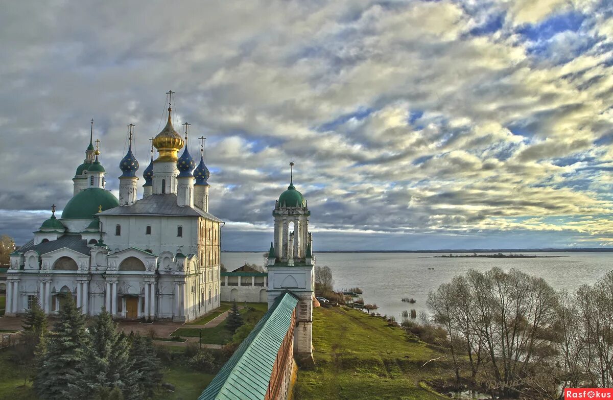 Окрестности ростов. Ростов Великий памятники зодчества. Ростов Великий. Архитектура Ростова Великого. Набережная города Ростов Великий.