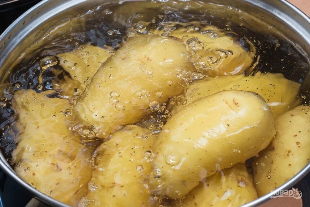Сколько варить свежую в кастрюле. Картошка варится. картошка в кастрюле. отварить картофель. картофель в кипящей воде.