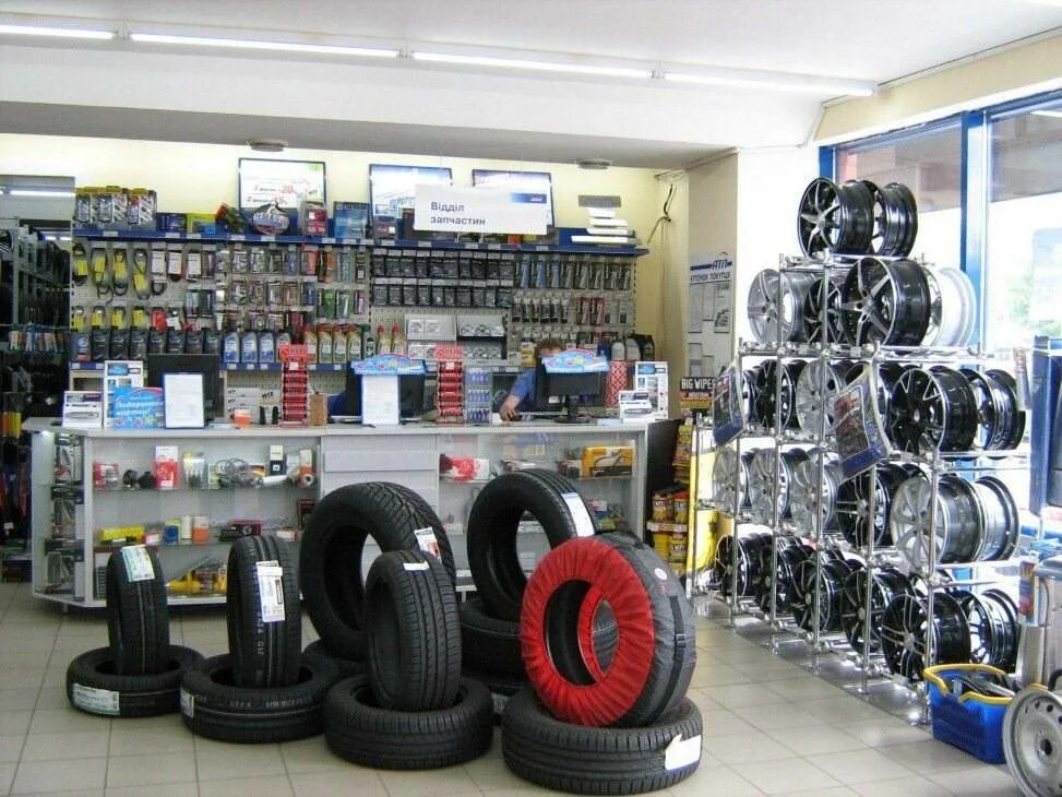 Клубный сервис. Витрина магазина запчастей. Работа магазины автозапчастей. Автомагазин для грузовых автомобилей. Магазин автозапчастей.