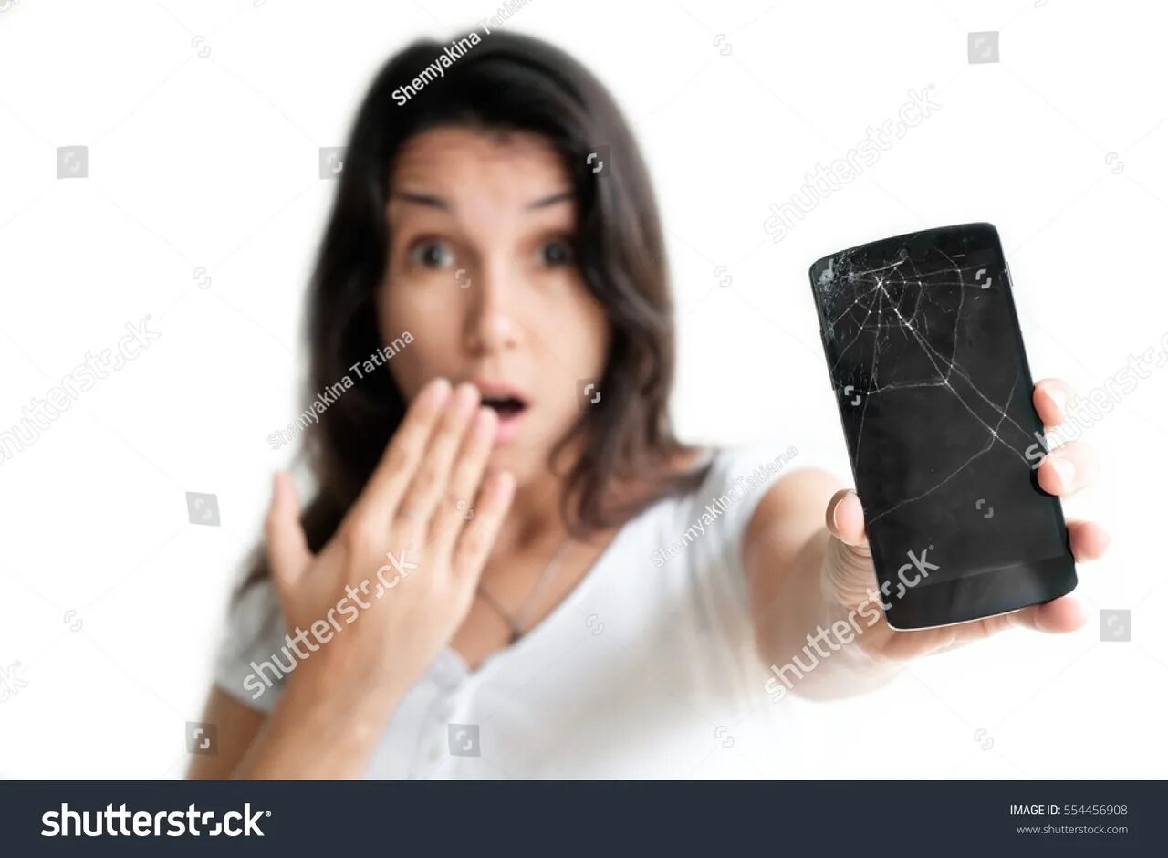 Сломанный экран телефона. Разбитый телефон. Человек разбил телефон. Парень с телефоном. Девушка разбивает телефон.