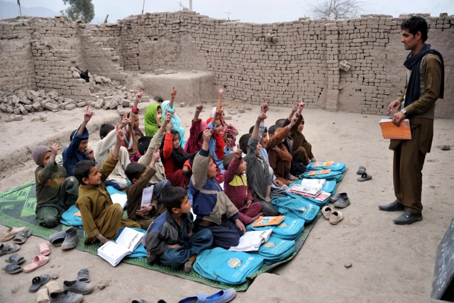 Бедные мусульмане. Школа в Афганистане. Бедные школы Афганистане.