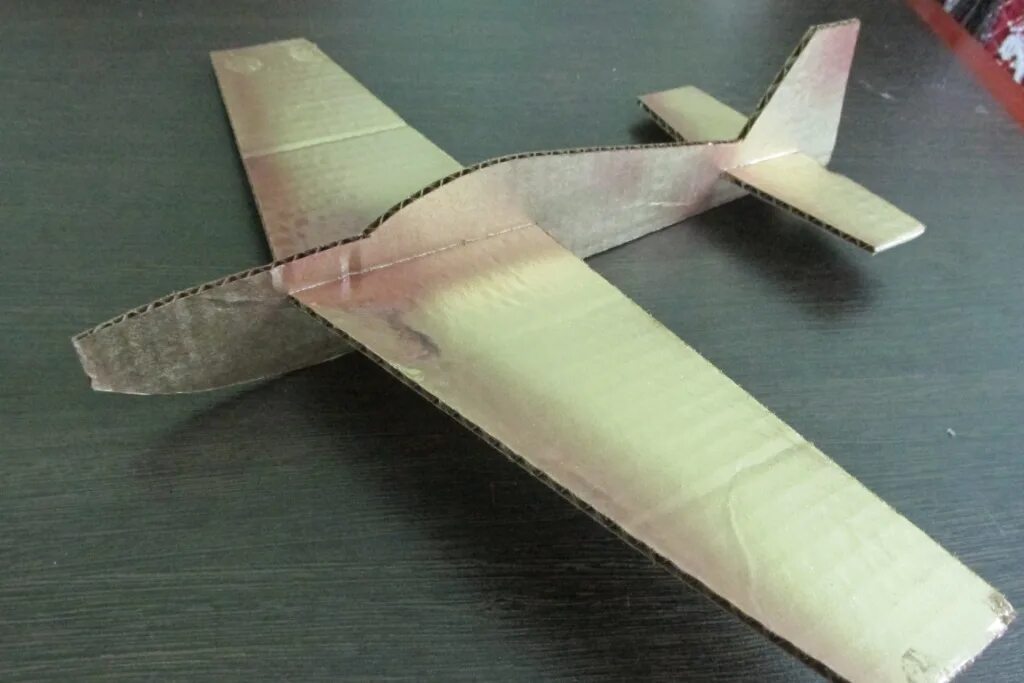 Самолет технология 4 класс. Самолет из картона. Самолёт из картона своими руками. Самолет из картона свими руками. Моделирование самолета из картона.