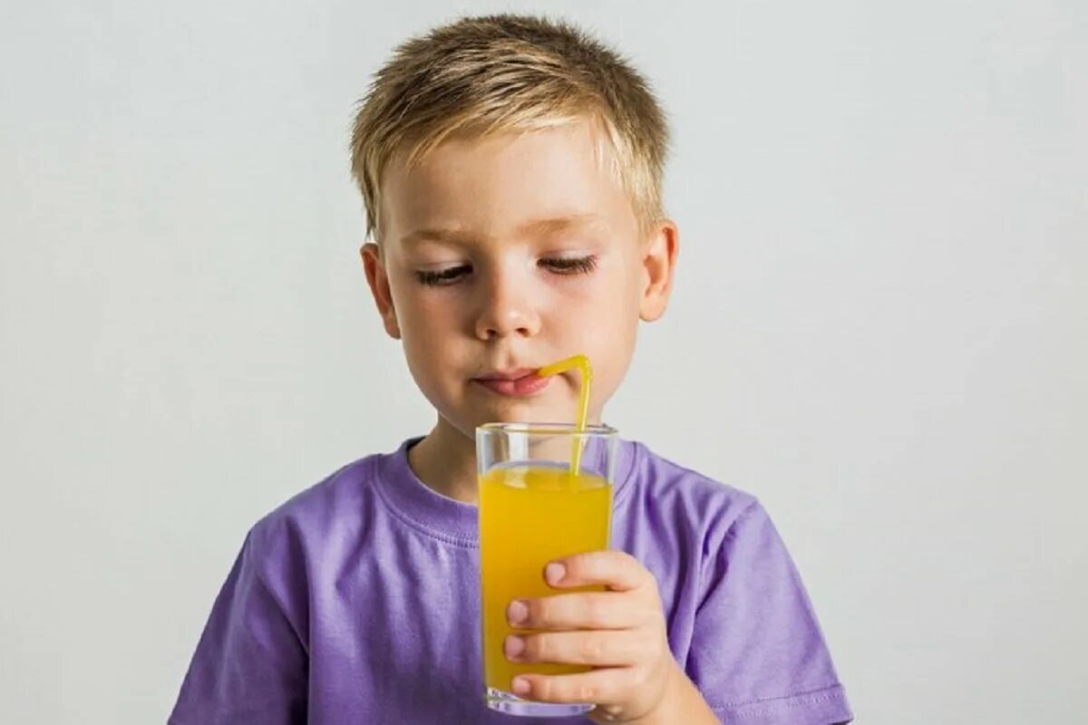 Сок через трубочку. Ребенок пьет из трубочки. Мальчик пьет сок. Ребенок пьет сок. Мальчик пьет сок из трубочки.