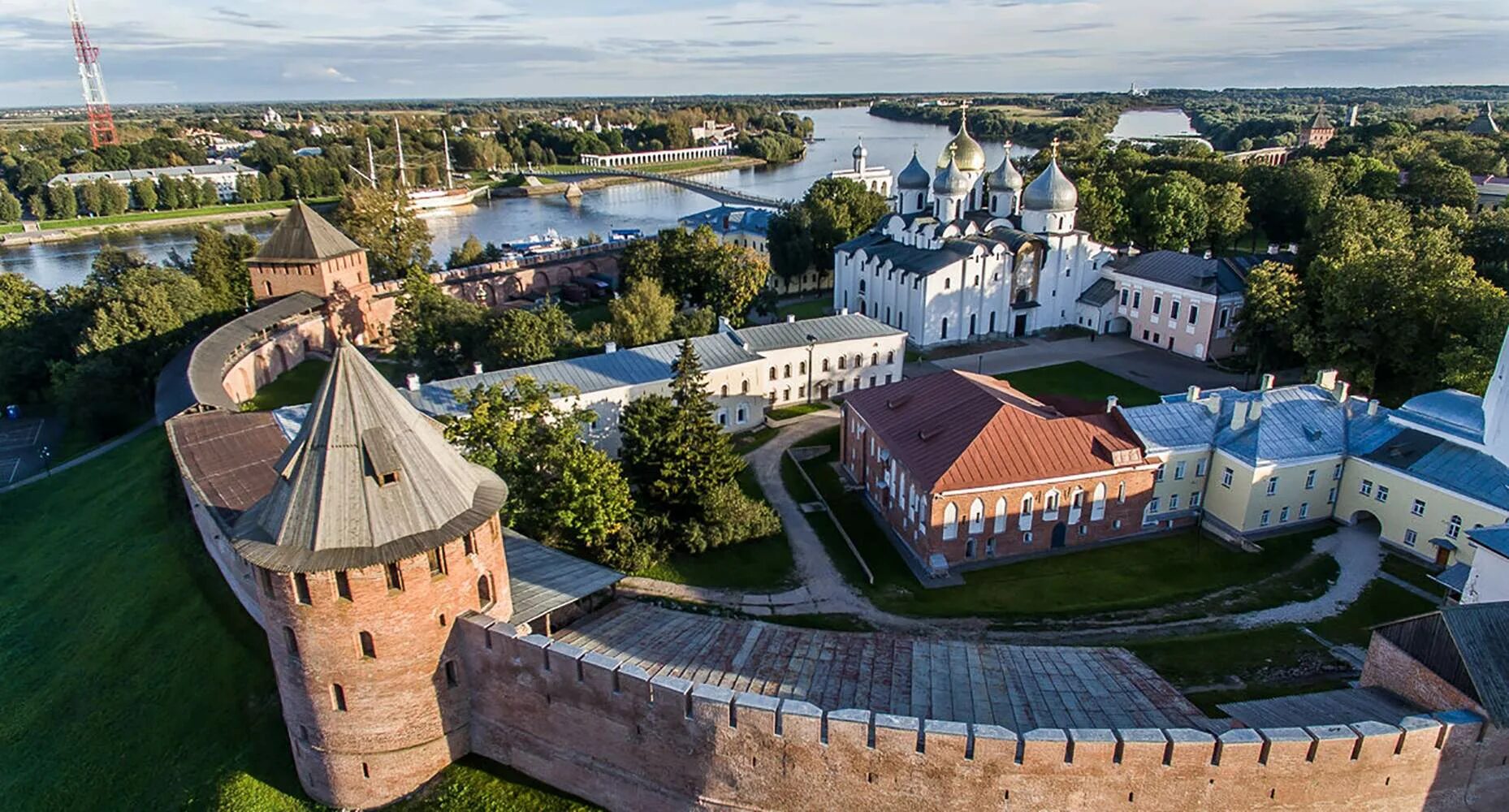 Кремли и крепости 8. Новгородский Кремль (Новгородский Детинец). Крепость Детинец Великий Новгород. Великий Новгород Кремль. Великий Новгород древний Детинец.