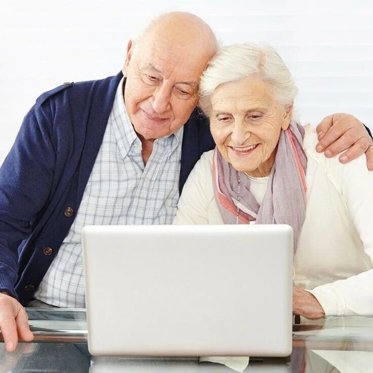 Пенсионер и компьютер. Изучение пожилых людей. Бабушка и компьютер. Изучение пожилых людей. Старик за компьютером.