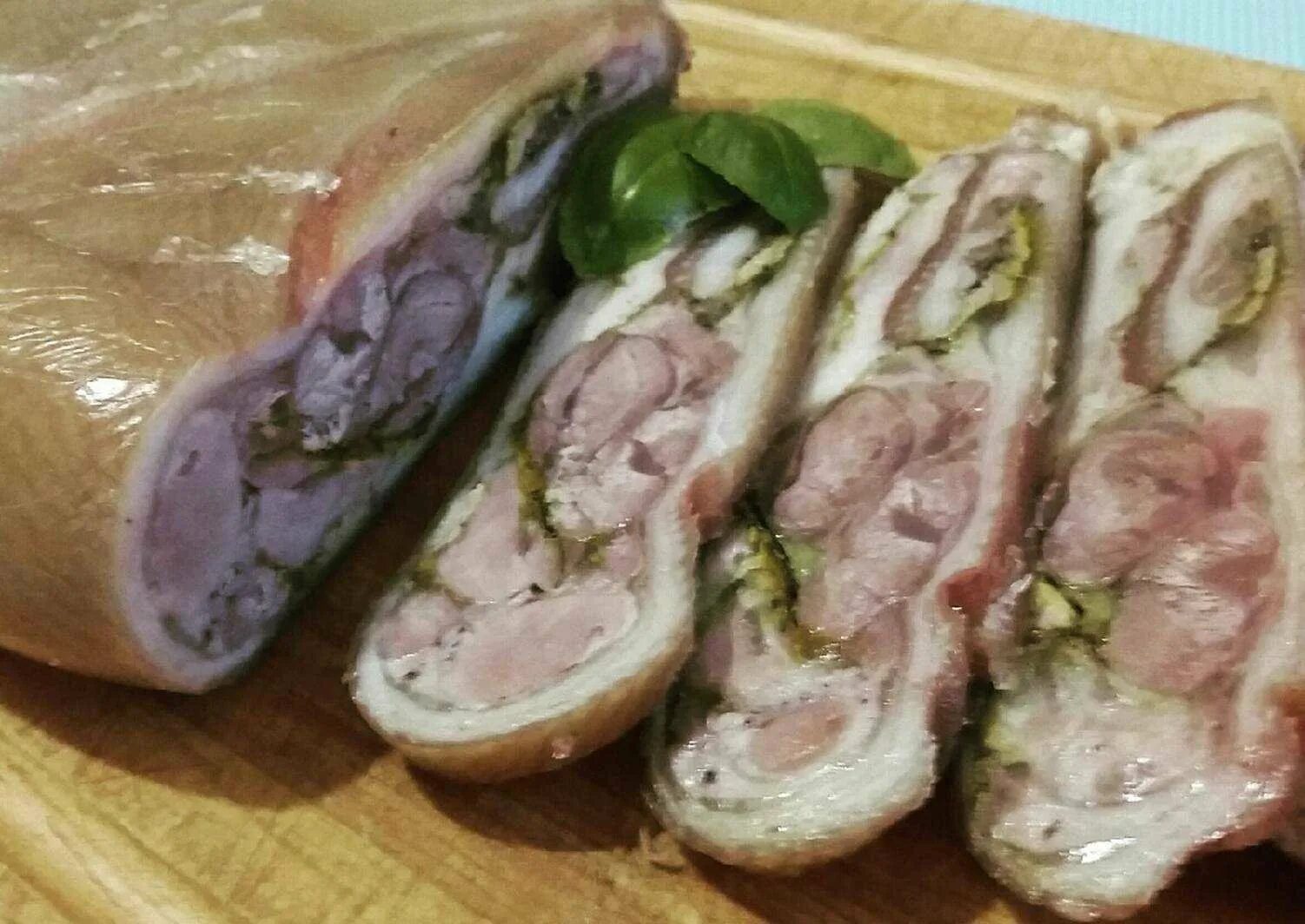 Рулет из рульки свиной вареный. Мясной рулет из рульки свиной. Рулет из сала. Рулет из сала со шкуркой. Рецепт рулета из свинины вареный.
