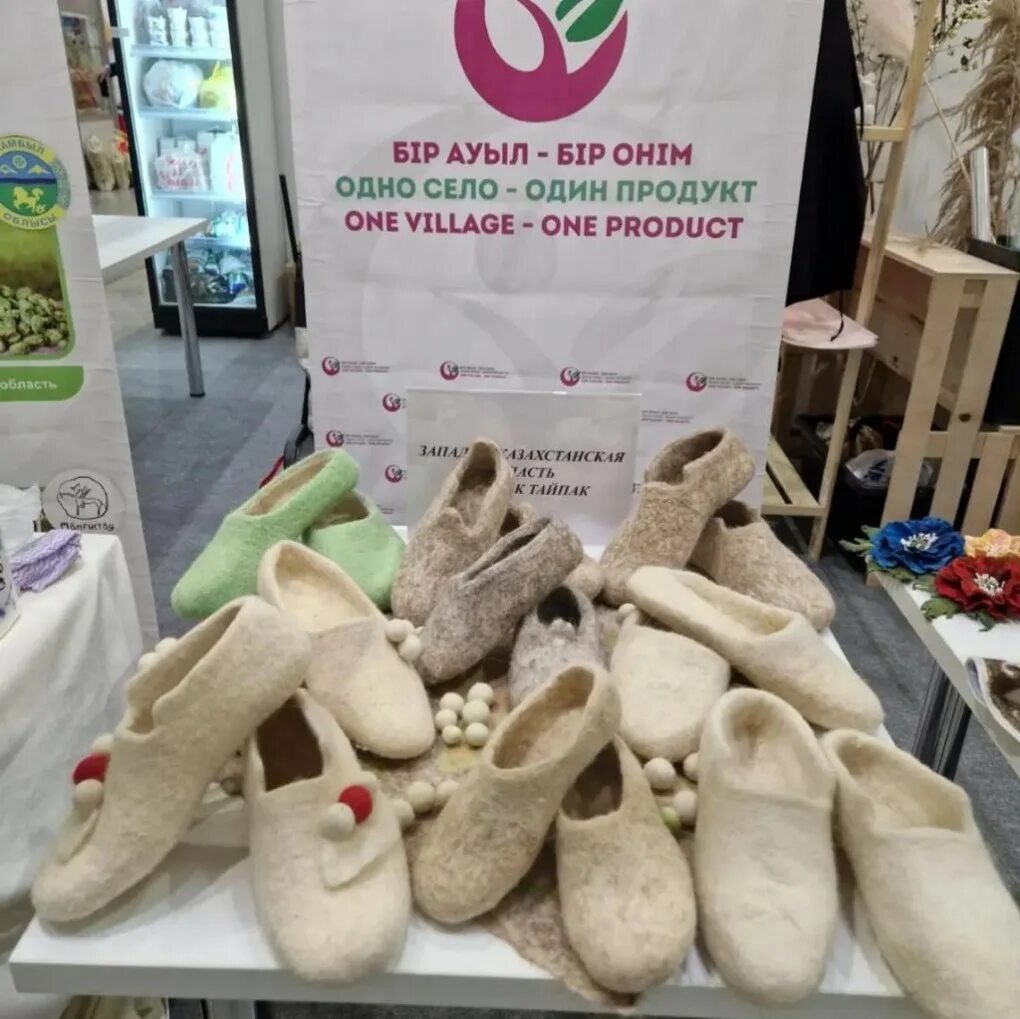 Депутаты-единороссы посетили выставку "Одно село - один продукт"