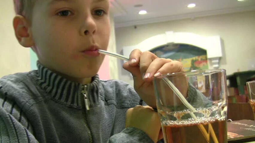 Сок через трубочку. Мальчик пьет сок. Пить сок. Мальчик пьет из трубочки.