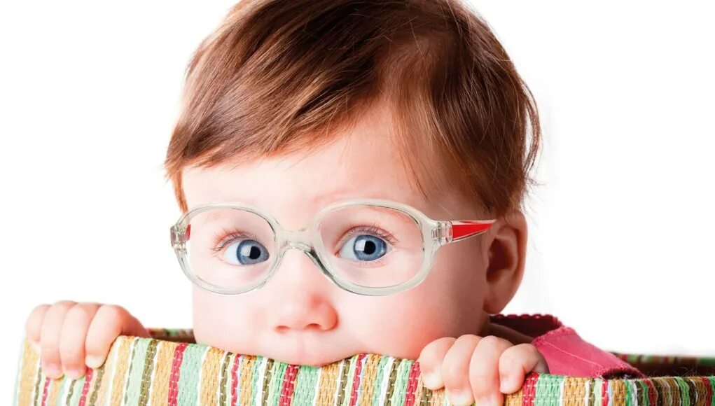 У сына зрение 3. Дети с нарушением зрения. Дети в очках. Очки для детей для зрения. Очки для детей с нарушением зрения.