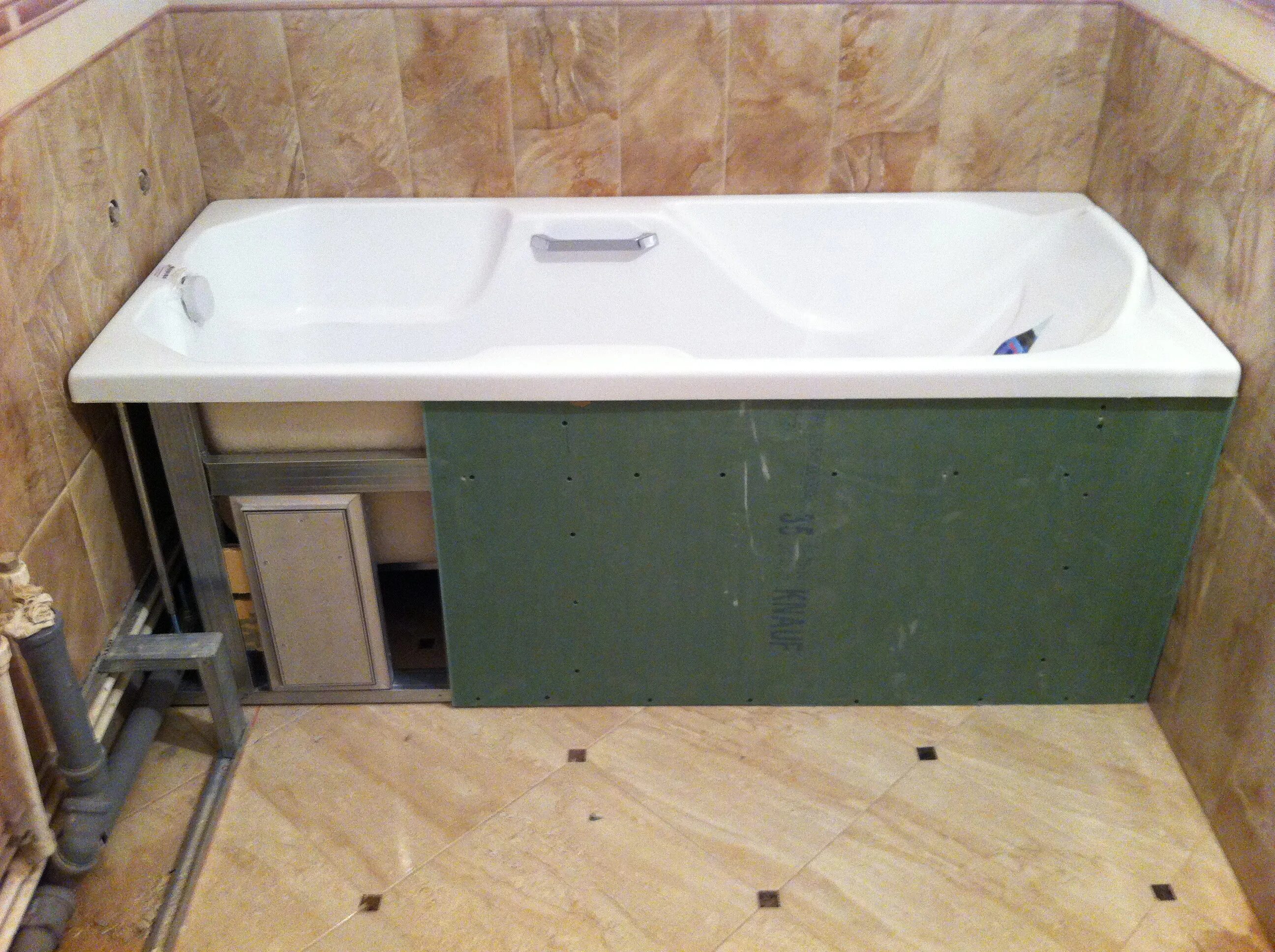 Плитка в каркасной ванне. Короб под ванну. Экран под ванную. Короб под ванной. Экран для ванны из гипсокартона.