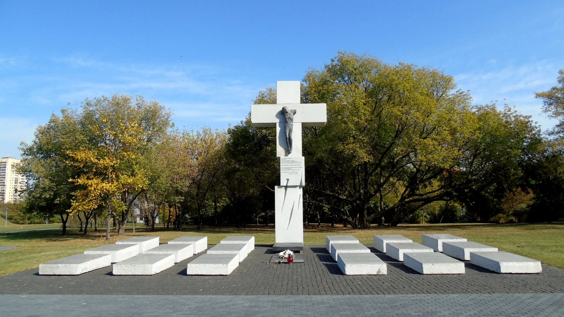 Памятник жертвам волынской резни. Польский памятник жертвам Волынской резни. Волынь памятник жертвам. Памятники в Польше жертвам Волыни. Гданьск памятник жертвам Волынской резни.