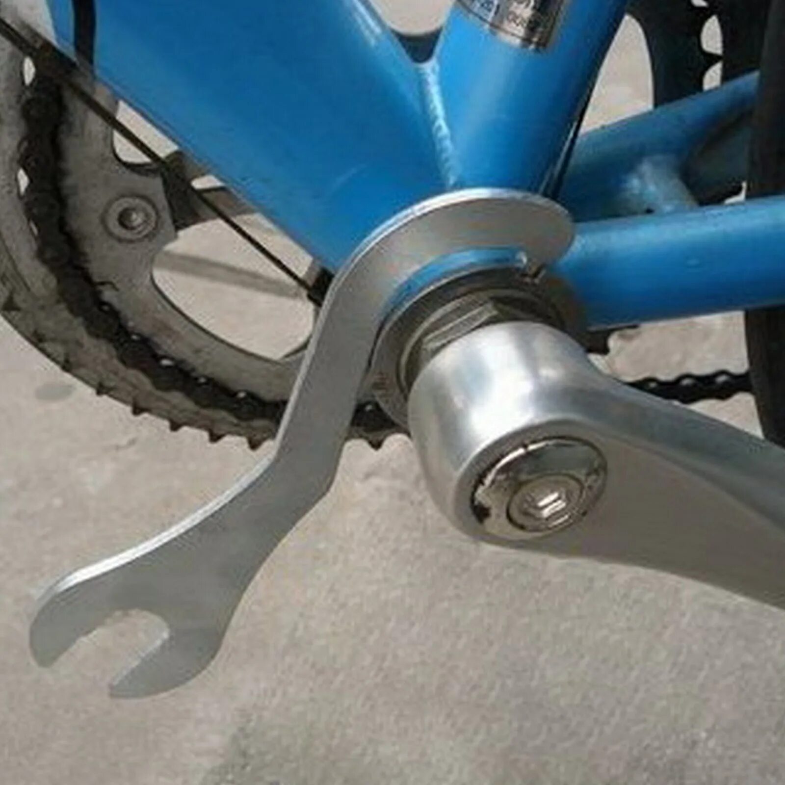 Как поменять педали на велосипеде. Съемник шатуна каретки велосипеда стелс. Ключ педальной каретки вело. Ключ для педальной втулки велосипеда. Ключ втулки педалей стелс.