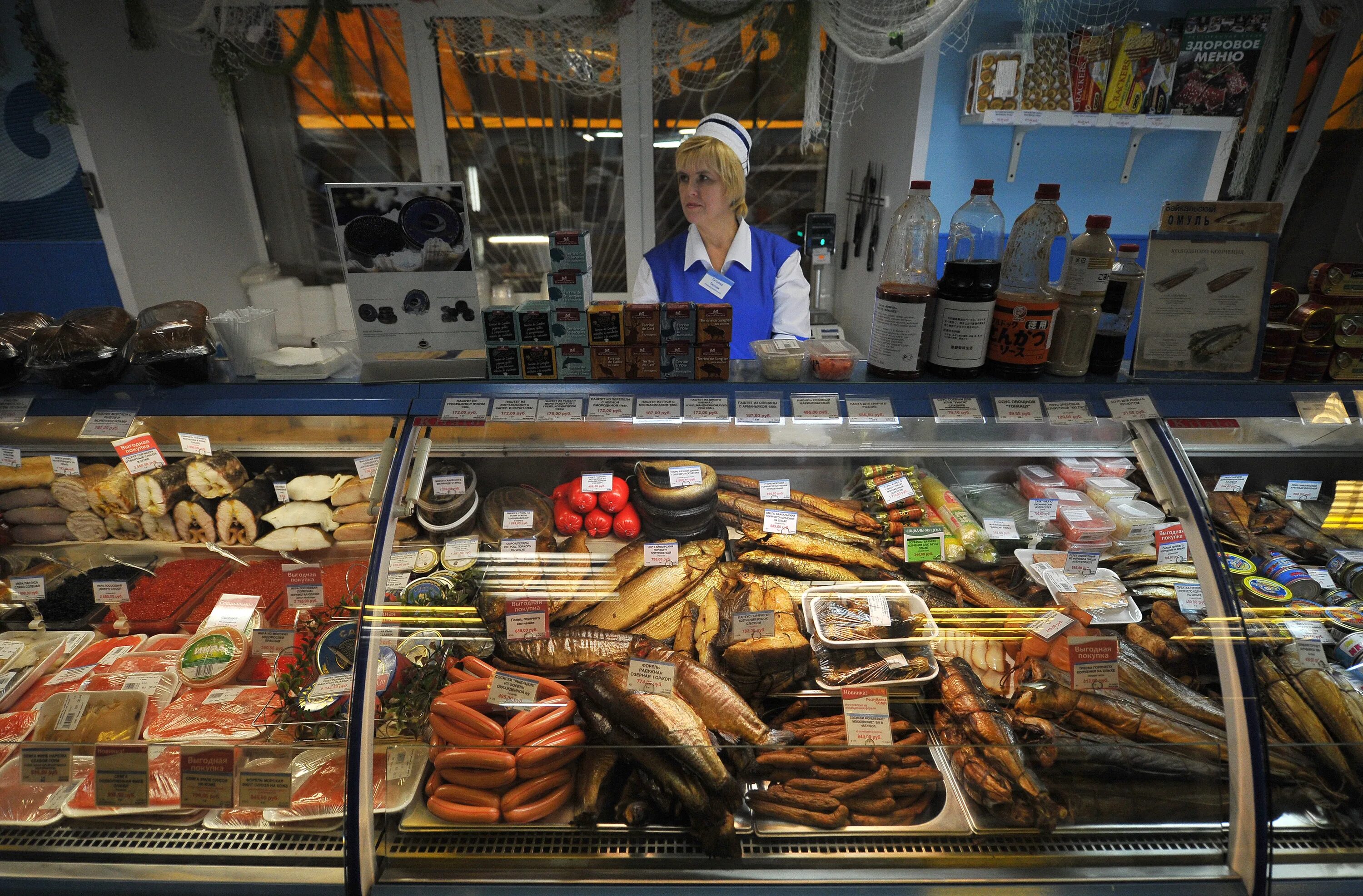 Ассортимент рыбного магазина. Продавец рыбы. Супермаркет рыбы. Рыбный отдел. Рыбный отдел.