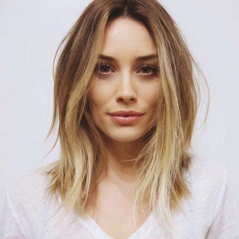 Осветленная челка фото. Градуированный Лонг Боб. Лонг Боб 2020. Long Bob Haircut стрижка. Контуринг на Лонг Боб.