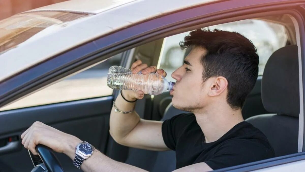 Ученые выпили воду. Driver drinking Water Truck. Eating or drinking in the car. Crazy British man yealls while Driving.