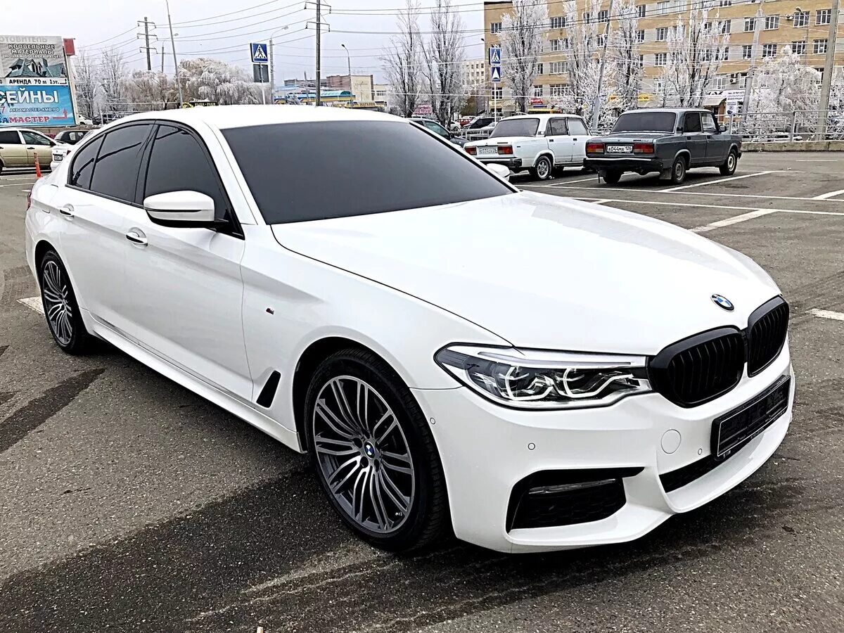 Белая 05. БМВ 5 g30 белая. BMW g30 белая с черной крышей. БМВ 520 I 2017 белая.