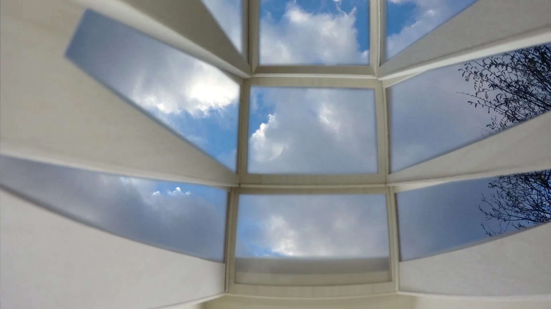 виды окон. панорамное окно с видом на лес. открытое окно. вид из окна. виды окон.